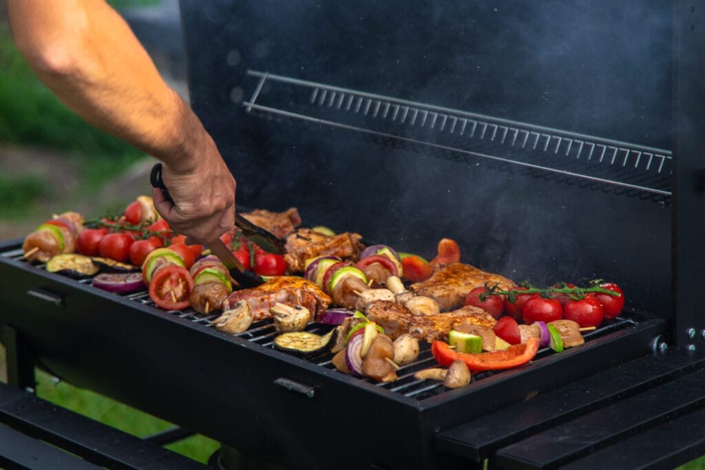 Warzywa i mięso są grillowane. Selektywne skupienie. Jedzenie.